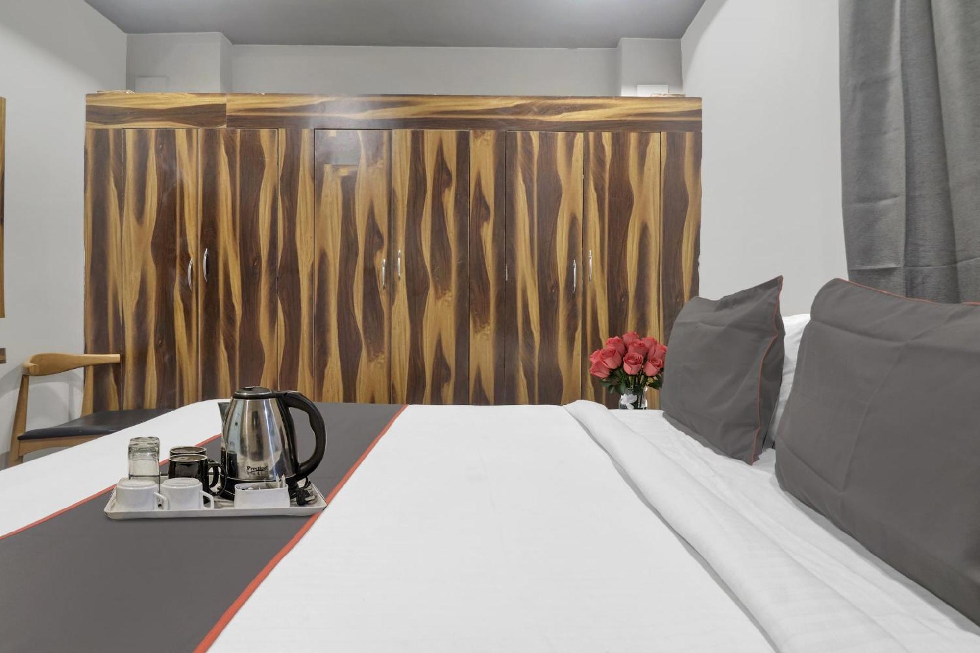 Super Townhouse Rcc Blizz Hotel Kondapur  Exterior photo